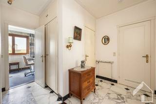 <p><span>Ruim 3-slaapkamerappartement met lift, balkon en gunstig EPC C</span></p><p><span>Op de tweede verdieping van een verzorgd gebouw bevindt zich dit ruime 3-slaapkamerappartement, bereikbaar met de lift. Het appartement is op te frissen en biedt dankzij de goede basis en praktische indeling heel wat mogelijkheden om het volledig naar eigen smaak te moderniseren.</span></p><p><span>Via de inkomhal, voorzien van handige ingemaakte kasten en een apart toilet, krijgt u toegang tot de verschillende vertrekken. De leefruimte geniet van een aangename lichtinval en biedt rechtstreeks toegang tot de keuken en het balkon. De keuken is uitgerust met een vaatwasser en dubbele wastafel en sluit aan op een praktische kleine bijkeuken/berging.</span></p><p><span>Het appartement beschikt over drie slaapkamers, waardoor het zowel geschikt is voor een gezin als voor wie een extra bureau, dressing of hobbyruimte wenst. De badkamer is uitgerust met een moderne inloopdouche en wastafel en beschikt bovendien over aansluitingen voor een wasmachine en droogkast.</span></p><p><span>Verder zijn er dubbele beglazing en een gunstige EPC-score C aanwezig. Het dak van het gebouw werd reeds vernieuwd. De elektrische installatie is momenteel niet conform, wat samen met de verdere opfrissing een mooie kans biedt om het appartement volledig naar hedendaagse normen te brengen.</span></p><p><span>De maandelijkse gemeenschappelijke kosten bedragen momenteel ongeveer 150 à 200. Hierin zijn onder meer gas, water, syndicus, blokpolis, elektriciteit van de gemeenschappelijke delen en het gebruik en onderhoud van de lift inbegrepen.</span></p><p><span>Een interessant appartement voor wie op zoek is naar ruimte, drie slaapkamers en de mogelijkheid om een eigendom volledig naar eigen smaak te moderniseren.</span></p><p><span> </span></p><p><span>Plan je graag een bezoek? 0492/39.16.32 (Jelle) | info@immomk.be - ook voor een correcte waardebepaling kan u bij ons terecht.</span><span> </span></p><p><span> </span></p>