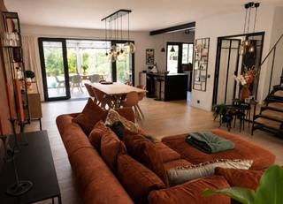 Te koop <br />Schotensteenweg 137<br />2960 Brecht<br /><br />🏡 Exclusieve, instapklare villa op 2.200 m² – Rust, ruimte en luxe in het groen<br />Bent u op zoek naar een stijlvolle, instapklare woning waar kwaliteit, comfort en natuur samenkomen? Dan is deze prachtige villa beslist een bezoek waard.<br />Deze woning werd tussen 2021 en 2026 volledig gerenoveerd met hoogwaardige materialen en een tijdloze afwerking. Dankzij de grote raampartijen geniet u overal van veel natuurlijk licht en een prachtig uitzicht op de tuin.<br />Gelegen tussen Sint-Job en Brecht, op slechts enkele minuten van de E19, het treinstation van Brecht en op wandelafstand van een bushalte.<br />✨ Troeven van de woning<br />✔ Perceel van 2.100m²<br />✔ 226 m² bewoonbare oppervlakte<br />✔ 3 ruime slaapkamers<br />✔ 2 luxueuze badkamers<br />✔ Aparte dressing<br />✔ Lichtrijke leefruimte met open keuken<br />✔ Gezellige houtkachel<br />✔ Aansluitend aan de eetkamer bevindt zich een stijlvolle, afsluitbare overkapping. Dankzij de glazen schuifwanden geniet u hier al vanaf het vroege voorjaar van de eerste zonnestralen. Tijdens de zomer kunnen de wanden volledig worden opengeschoven, waardoor binnen en buiten naadloos in elkaar overvloeien.<br />✔ Dubbele garage achteraan<br />✔ Parking voor 2 wagens vooraan<br />✔ Wellness met barrelsauna<br />✔ Prachtig aangelegde tuin met volledige privacy<br />✔ Volledig gerenoveerd en instapklaar<br /><br />📲 Interesse?<br />Voor de vraagprijs of meer informatie kunt u mij contacteren <br />📱 +32 465 03 75 57<br />❗ Geen immo kantoren. Rechtstreekse verkoop door de eigenaar.