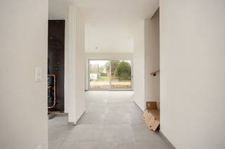 <p><strong>INDELING<br />GELIJKVLOERS<br /></strong>Inkomhal met trap naar de 1ste verdieping. Toiletruimte met handenwasser.<br />Keuken met keukeneiland en eetkamer (22,76m²)<br />Keuken voorzien van volgende toestellen: inductiekookplaat, afzuigkap, combi-oven, vaatwasser en koelkast.<br />Zithoek (21,62m²) met toegang naar het terras met tuin.<br />Berging/wasplaats, warmtepomp en aansluiting voor wasmachine en droogkast.<br /><br /><strong>1STE VERDIEPING</strong><br />Overloop. Toiletruimte.<br />3 slaapkamers waarvan 1 met dressingruimte (<u>20,22m²</u>, <u>9,63 m²</u> en <u>8,32m²</u>).<br />Badkamer voorzien van ruime inloopdouche en dubbel badkamermeubel.<br /><br /><strong>BUITEN</strong><br />Terras met zonrijke tuin en rechtstreekse toegang naar de carport met fietsenberging.<br /><br /><strong>POSITIEVE ASPECTEN</strong><br />Energiezuinige nieuwbouwwoning (zonnepanelen en warmtepomp (verwarming én koeling))<br />Gelegen in een landelijke omgeving met mooi zicht over de weilanden<br />Op wandelafstand van het centrum en van de natuur<br />Mogelijkheid tot aankoop van een extra autostaanplaats<br /><br /><em><u>Project en uitvoering: Ludo Van Calster BV te Hoogstraten.<br /><br /></u>Prijzen zijn exclusief BTW en registratierechten<br /><br />Contacteer ons voor meer informatie of een bezoek ter plaatse.</em></p>