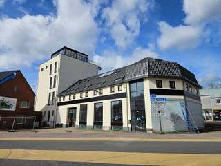 Dit zeer ruime appartement bevindt zich op de eerste verdieping van een verzorgd gebouw, en is gelegen nabij Brug 5. De lichtrijke woonkamer vormt...