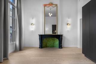 Wij stellen u graag deze exclusieve studio voor op de Bondgenotenlaan in Leuven, gelegen in een historisch gebouw met slechts 8 entiteiten. Het pand werd met veel zorg volledig gerenoveerd, met behoud van het authentieke karakter. Bij het betreden van het gebouw valt meteen de statige inkomhal op, met originele details die de klasse van het geheel onderstrepen. Het appartement bevindt zich op de eerste verdieping en voelt uitzonderlijk ruim aan dankzij plafondhoogtes van meer dan 4 meter. De grote raampartijen met balkon zorgen bovendien voor een overvloed aan natuurlijk licht. In de leefruimte springt de openhaard met groen accent meteen in het oog en draagt ze bij aan de unieke uitstraling van het appartement. Originele elementen werden harmonieus gecombineerd met een hedendaagse, hoogwaardige afwerking, wat resulteert in een bijzondere woonbeleving. De keuken is volledig uitgerust en biedt alle modern comfort. Verder beschikt het appartement over een stijlvolle badkamer met douche, lavabo en toilet. Achteraan kan u bovendien genieten van een uitzonderlijk ruime gemeenschappelijke tuin, een zeldzame troef op deze locatie. Er is ook een mogelijkheid tot huurkoop. Kortom: een buitenkans voor wie exclusief en stijlvol wil wonen of investeren op één van de meest gegeerde locaties in Leuven. Interesse? Contacteer ons via info@homies.be of 016 22 82 22.<br />