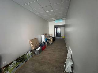 <p><span>Commercial space in a prime location, located on the ground floor. Surface of +/-45m². Entrance hall, kitchen and a separate toilet. Catering activities not allowed. Possibility to rent a parking space in the building (+150€). Conveniently located, close to major roads, restaurants, public transport and European institutions. Immediately available.</span></p><p><span> </span></p><p><span> </span></p><p><span> </span></p><p><span> </span></p>