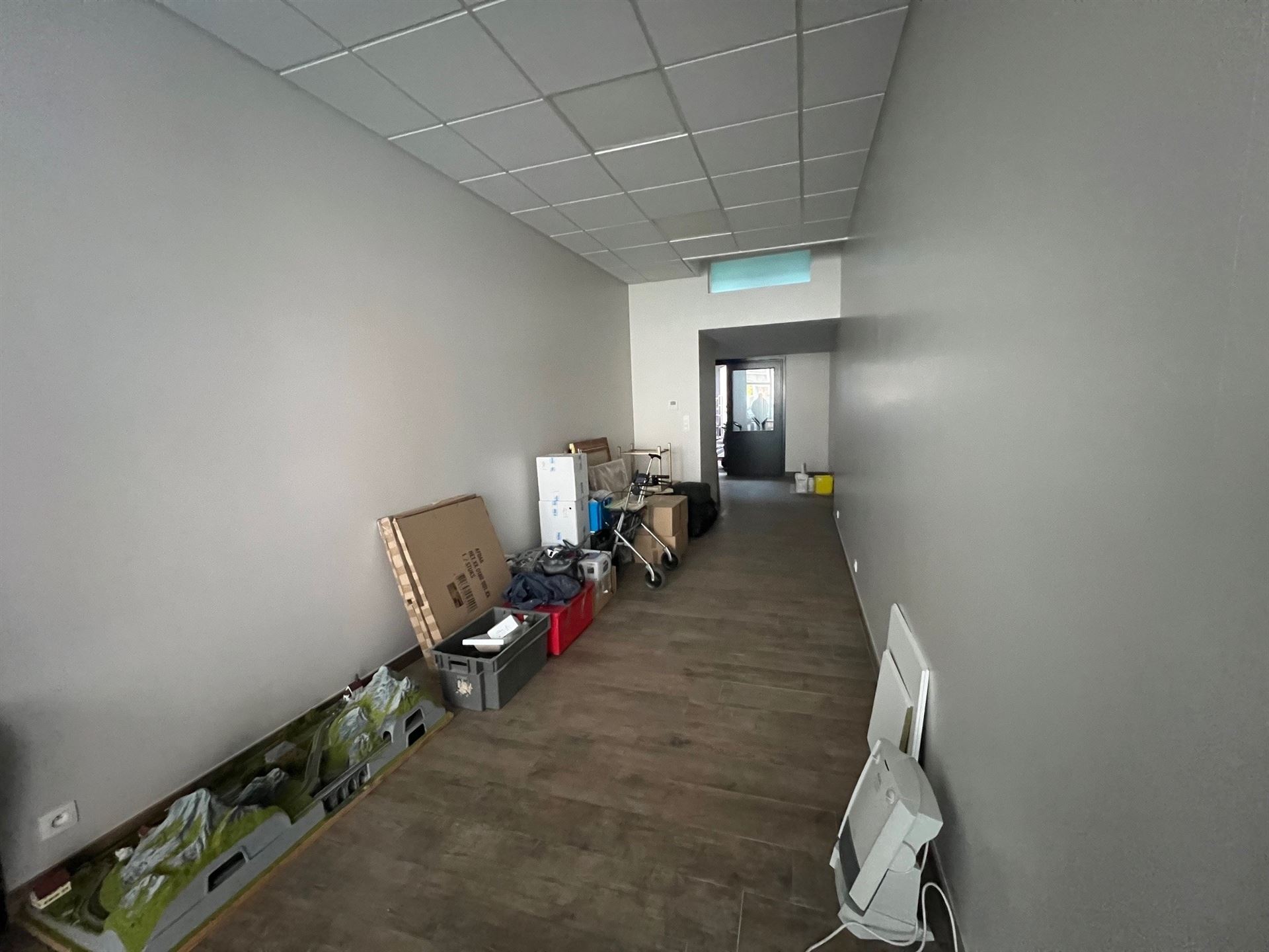 Groundfloor commercial space with Garage on a prime location - photo 3