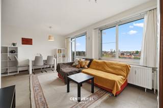 <p>Are you looking for a spacious, move-in-ready apartment in a prime location in Leuven? This fully renovated 80 m² one-bedroom apartment combines modern living comfort with a soothing view and proximity to all amenities.<br /><br />Upon entering, you’ll find yourself in a bright living room that’s bathed in natural light thanks to the large windows, while still offering plenty of privacy. Adjacent to the living room is a practical storage room with connections for a washing machine and dryer. From the living room, you step into the modern kitchen, equipped with high-quality appliances—ideal for those who love to cook or enjoy entertaining guests. Through the kitchen, you reach the bedroom, which features an ensuite bathroom with a stylish walk-in shower.<br /><br />The apartment stands out thanks to its unique features: abundant natural light without any overlooking, a beautiful view of the Dijle River, Tweewaters, and the surrounding greenery, and a thorough renovation in 2016. On top of that, you’ll enjoy resident parking and a communal bike shed.<br /><br />The perfect choice for young couples, singles, or investors right in the heart of the bustling city. Interested? Call us at 016 229 228 or email office@connect-immo.be <br /><br />EPC:  kWh/m² - UC:  - Label <br />Wg-Gvv-Gvkr-Gdv</p>