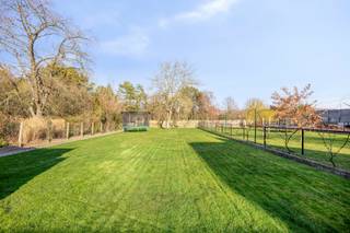 In het centrum van Lubbeek vinden we deze ruime en smaakvol afgewerkte gezinswoning met een heerlijke, zonovergoten tuin.<br /><br />Indeling gelijkvloers: inkomhal met gastentoilet, een ruime leefruimte, eetkamer met gezellige houtkachel en aansluitend een volledig geïnstalleerde keuken.<br />Eerste verdieping: twee slaapkamers en een badkamer uitgerust met inloopdouche, bad, lavabo en toilet.<br />Tweede verdieping: twee volwaardige slaapkamers en een apart toilet met lavabo.<br />De woning beschikt daarnaast over een praktische kelder met wasplaats en een ruime garage. Vooraan is er plaats voor twee wagens.<br /><br />Buiten geniet u van een ruim terras, ideaal voor zomerse barbecues, met zicht op de volledig omheinde tuin waar kinderen naar hartenlust kunnen spelen. Dankzij de rustige ligging is het hier heel aangenaam vertoeven.<br /><br />De woning bevindt zich op wandelafstand van het centrum van Lubbeek met onder meer school, bibliotheek, supermarkt, bakker, horeca en lokale winkels. Bovendien bereik je Leuven en het Gouden Kruispunt in ongeveer 15 minuten.<br /><br />Bent u op zoek naar een ruime woning met meerdere slaapkamers, praktische bergruimte en een prachtige tuin?<br />Contacteer ons via 0495/ 138.111 voor meer informatie of een bezoek.