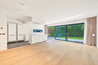 Situé au premier étage d'une résidence de standing, cet élégant appartement offre une superficie habitable d'environ 125 m² (selon le certificat PEB). Son agencement allie confort et fonctionnalité avec un vaste hall d'entrée comprenant un vestiaire et des toilettes invités. Le lumineux séjour s'ouvre sur une cuisine ouverte haut de gamme BULTHAUP et donne accès à une agréable terrasse d'environ 18 m².<br /><br />L'appartement dispose également d'une buanderie séparée. La suite parentale (env. 16 m²) comprend un dressing ainsi qu'une salle de bains attenante. Une seconde chambre bénéficie de sa propre salle de douche.<br /><br />La provision mensuelle pour les charges communes s'élève à 250 €.<br /><br />Parmi les nombreux atouts de ce bien figurent les placards intégrés, les rideaux inclus, l'excellente performance énergétique (PEB), une cave privative, un local commun pour vélos et poussettes ainsi qu'un local à déchets. Un emplacement de parking est disponible en option.