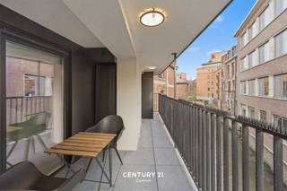 <p>La Sint-Annastraat à Louvain est située dans une zone sans voiture et caractérisée comme une rue pavée avec du caractère et adjacente à l'arrière du bâtiment sur l'eau, la Dijle.<br />Nous vous offrons un bel appartement (rénovation énergétique année '23) avec une surface habitable de 39m² situé sur un terrain de 40ca.Cette unité a une salle de bain très spacieuse et une cuisine entièrement installée avec salle à manger et salle de séjour. La chambre à coucher est fermée et est également adjacente à la terrasse qui donne sur l'eau.<br /><br />Vous souhaitez plus d'informations ou une visite immédiate du site ? Avec plaisir !!! Contactez notre expert en investissement immobilier Jacky : jacky@connect-immo.be - 0495 53 46 49</p>