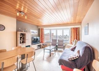 Op een rustige ligging, vlakbij zee, vlakbij de duinen en op wandelafstand van het centrum van Koksijde Bad treffen we dit mooi, zonnig appartement met 2 slaapkamers in de residentie Wellington. <br /><br />Dit appartement werd als volgt ingedeeld: inkomhal met vestiaire| afzonderlijk toilet | badkamer voorzien van bad met douchegarnituur en lavabo in meubel | lichtrijke leefruimte | open, volledig uitgeruste keuken | twee ruime slaapkamers. <br /><br />Verder bezit dit appartement een privatieve kelder en er is een vlot toegankelijke, gemeenschappelijke fietsenberging in het gebouw. <br /><br />Op zoek naar een zonnig appartement vlakbij zee? Contacteer ons vandaag nog voor een afspraak ter plaatse! 