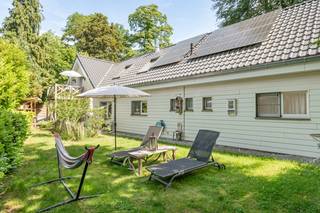 Deze instapklare villa in Heverlee is gelegen op een <strong>Zuidgericht perceel van 7,15 are </strong>en bereikbaar via een mooie brede oprit via de Waversebaan. Residentieel gelegen tegen Heverleebos en op een boogscheut van Leuven, in de nabijheid van het Arenbergpark, UZ Gasthuisberg, IMEC en dichtbij diverse winkels en scholen.<br /><br />Zeer energiezuinig met een <strong>EPC-score label B</strong> en met recente renovaties (2023) van ramen, daken, keuken, vloeren, elektriciteit (conform) en asbestveilig.<br />Voorzien van <strong>10 nieuwe zonnepanelen</strong> met een vermogen van 4200 WP en een <strong>laadpaal </strong>aan de zijgevel.<br /><br />Op het gelijkvloers tellen we 3 grote slaapkamers (2 met toegang naar de tuin en 1 met eigen badkamer), 2 ingerichte badkamers, een aparte inkomhal en toilet.<br />Er is een grote garage (40m²) met 2 automatische poorten alsook parkeerruimte voor 2 auto's.<br /><br />Op het verdiep bevindt zich een grote open leefruimte en vernieuwde trendy open ingerichte keuken met eiland en eetplaats. Genieten kan je op één van de terrassen nl het zonovergoten Zuid-gericht terras aan de leefruimte of via het West-gericht terras aan de keuken. <br /><br />Voor meer info of bezoek, kan u me bereiken via vincent@immojanstas.be of op 0477 284876.<br />Bijkomende info (EPC, vastgoedinfo, asbestattest, elektriciteitsattest,,... ) kan u hieronder downloaden ↓