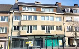 Ruim en lichtrijk 2-slaapkamerappartement in hartje Sint-Niklaas, gelegen op de 2de verdieping (AR2).<br />Dit verzorgde appartement omvat een ruime inkomhal met apart toilet, een gezellige lichtrijke living met laminaat parketvloer, volledig uitgeruste keuken met eetruimte,, een badkamer met ligbad en lavabomeubel + aansluiting wasmachine, 2 ruime slaapkamers waarvan één met toegang tot het terras. <br />Daarnaast beschikt de huurder over 2 private kelderbergingen (VRK6 en KK6). Troeven: topligging in het centrum, terras, EPC 178 kWh/m² (B-score), conforme elektriciteit en asbestveilig, parkeren kan in de ondergrondse parking op de Grote Markt<br />Huurprijs: €970/maand + €55 syndic. Interesse? Neem contact op voor een bezoek!
