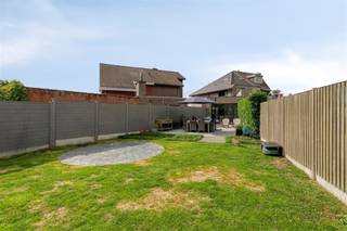 <p><span><strong>Instapklare halfopen bebouwing met ruime tuin in Machelen</strong></span></p><p><span><span>Op een ruim perceel van ca. 805 m² bevindt zich deze verzorgde en instapklare halfopen bebouwing, gebouwd in 2006. De woning beschikt over een bewoonbare oppervlakte van ca. 244 m² en biedt dankzij de drie slaapkamers met extra ingerichte kamer op zolderverdieping én inpandige garage heel wat ruimte en comfort.</span></span></p><p><span><strong>Indeling:</strong></span></p><p><span><span>· Gelijkvloers: inkomhal - apart toilet - woonkamer met zithoek en eetplaats - volledig uitgeruste keuken - berging - inpandige garage - technische ruimte</span></span><br /><span><span>· 1ste verdieping: nachthal - 3 slaapkamers - badkamer met dubbele lavabo, ligbad, inloopdouche en toilet</span></span><br /><span><span>· 2de verdieping: polyvalente ruimte met ingemaakte kasten - afzonderlijke kamer</span></span><br /><span><span>· Buiten: oprit met elektrische poort - verzorgde tuin - tuinhuis</span></span></p><p><span><strong>Belangrijkste troeven:</strong></span><br /><span><span>· Energiezuinige woning | EPC label B | 168 kWh/m² jaar</span></span><br /><span><span>· Klaar voor de toekomst: zonnepanelen (12x 340 Wp), thuisbatterij (5,12 kWh) en laadpaal aanwezig </span></span><br /><span><span>· Volledig instapklaar incl. conforme elektrische installatie</span></span><br /><span><span>· Stadswater, regenwater én grondwater aanwezig</span></span><br /><span><span>· Een ideale woning voor wie op zoek is naar een instapklaar en comfortabel geheel met voldoende ruimte, zowel binnen als buiten.</span></span></p><p><span><strong>Ontdek zelf de troeven van deze woning en plan vandaag nog uw bezoek!</strong></span></p><p><span><strong>Info</strong></span><br /><span><span>·EPC: label B | 168 kWh/m² jaar</span></span><br /><span><span>·Stedenbouwkundige inlichtingen: Vg | Wg | Gmo | Gvkr | Gvv</span></span><br /><span><span>·Watertoets: perceelscore A | gebouwscore A</span></span><br /><span><span>·De bovenvermelde bewoonbare oppervlakte betreft de bruto oppervlakte zoals vermeld in het EPC-attest.</span></span><br /><br /> </p><p><span><strong>Meer informatie of een bezoek?</strong><span> Contacteer Ellen op 0474 86 04 52 of </span></span><span><span><u>ellen@heritagevastgoed.be</u></span></span><span><span>.</span></span></p><p><span><span> </span></span></p><p><span><span> </span></span></p>