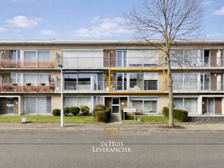 <strong>Wens je online een bezoek in te plannen ? Op onze website onderaan de advertentie vind je de knop 'Maak nu een Afspraak' !</strong><br /><br />De centrale ligging van dit appartement is uitermate interessant voor iemand die graag een aantal winkels in de buurt heeft, gebruik wil maken van het openbaar vervoer of met de wagen een snelle aansluiting wenst met diverse in- en uitvalswegen.<br /><br />Dit energiezuinige appartement ligt op de 1ste verdieping en is bereikbaar via de trap. We komen binnen in de ruime inkomhal met grote vestiaire, zodat je meteen al je warme winterspullen mooi kan opbergen. Het gastentoilet met hangwc bevindt zich meteen naast de inkomhal.<br /><br />We begeven ons eerst naar de voorzijde van het appartement waar we ontvangen worden in de lichtrijke leefruimte met open, volledig geïnstalleerde keuken.<br /><br />De twee slaapkamers zijn gelegen aan de achterzijde van het appartement en de badkamer met ligbad met douchescherm bevindt zich centraal aan de inkomhal.<br /><br />Daarbovenop is er nog een droge kelder inbegrepen in de huurprijs.<br /><br />de Huisleverancier : Persoonlijk, voor iedereen Service, Kwaliteit en Vertrouwen !<br /><br />EPC : 134 kWh/m2 (Label B)<br />Gemeenschappelijke kosten : € 100,-/maand<br />Waterinfo : P-Score = A, G-Score = A