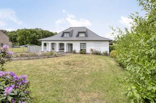 La maison bénéficie d'un emplacement très central, ce qui vous permet d'accéder facilement à toutes les commodités qu'Oudsbergen a à offrir :...