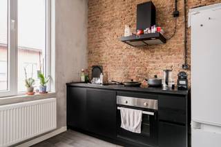 <p>In een kleinschalig gebouw met slechts vier appartementen bevindt zich dit appartement op de tweede verdieping. Via de gemeenschappelijke inkomhal bereik je de trap naar boven, waar het appartement zich in alle rust bevindt.</p>
<p>Bij het binnenkomen kom je meteen in de leefruimte, die dankzij de ligging op de tweede verdieping een aangenaam gevoel van privacy biedt. Aan de voorzijde bevindt zich het praktische keukentje, dat met een frisse toets eenvoudig naar eigen smaak kan worden ingericht.</p>
<p>Aansluitend aan de leefruimte vind je de hal met toegang tot de badkamer met inloopdouche. Achteraan ligt de slaapkamer, die een rustige en gezellige slaapomgeving vormt.</p>
<p>Het appartement vraagt om wat vernieuwing, maar biedt daardoor de ideale kans om er een moderne en persoonlijke woonplek van te maken. Perfect voor wie op zoek is naar een compact appartement met potentieel.</p>