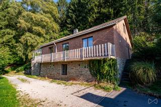We Invest Malmedy presenteert u deze vrijstaande woning, ideaal gelegen op de heuvels boven het centrum van Malmedy, op slechts enkele minuten van winkels en voorzieningen. De woning biedt een prachtig vrij uitzicht en beschikt over een aangenaam bebost perceel van meer dan 1.200 m², wat zorgt voor een bijzonder aangename leefomgeving.<br /><br />De woning bestaat op de begane grond uit een inkomhal, een toilet, een badkamer, een keuken die uitkomt op een lichte woonkamer (met toegang tot het balkon op het zuiden), een veranda, een slaapkamer en een studeerkamer. Op de eerste verdieping leidt een overloop naar drie slaapkamers, waarvan er twee achter elkaar liggen. De kelder omvat verschillende kelders en garages. Buitenparkeerplaatsen maken het pand compleet.<br /><br />Het pand heeft echter een renovatieproject nodig en er zijn verschillende ingrepen te verwachten: een algemene opknapbeurt, met name van de keuken, de badkamer en het schilderwerk, verbetering van de isolatie en het in overeenstemming brengen van bepaalde technische elementen met de geldende voorschriften. Er zijn ook sporen van vocht in de kelders, met name als gevolg van een gebrek aan ventilatie.<br /><br />Op technisch vlak beschikt het huis over houten kozijnen met dubbele beglazing, een te controleren stookolieverwarming (luchtcirculatiesysteem), een watertank van 2.000 liter en een aansluiting op de riolering. De elektrische installatie voldoet niet aan de voorschriften en het dak is momenteel niet geïsoleerd. EPC E (373 kWh/m² per jaar – 68.217 kWh/jaar – ref. 20251119041270)<br /><br />Een woning met ruime kamers, een uitzonderlijk perceel en een gewilde ligging, ideaal voor een koper die een renovatieproject wil opzetten en een huis naar eigen smaak wil creëren.