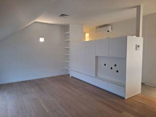 INDELINGGELIJKVLOERSAparte inkomhal met schoenenkast en houten trap naar de 1ste verdieping.1STE VERDIEPINGOverloop, toiletruimte met handenwasser,...