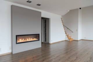 Ontdek dit uitzonderlijk dakappartement met een mooi terras in de Residentie Zoutziederij. Gelegen op de bovenste verdieping en bereikbaar met de lift, geniet je hier van een prachtig uitzicht op het water en een gevoel van rust en privacy. Bij het betreden van het appartement valt meteen de royale en lichtrijke woonkamer op, die dankzij de stijlvolle gashaard een warme en gezellige sfeer uitstraalt. Aansluitend vind je een goed uitgeruste keuken, perfect voor wie graag kookt en gasten ontvangt.<br />Het appartement beschikt over een ruime slaapkamer met aansluitende dressing en een comfortabele badkamer, voorzien van zowel een ligbad als een inloopdouche. Daarnaast is er een apart gastentoilet voor extra gemak. Via de karaktervolle Z-trap bereik je de bovenverdieping, een veelzijdige ruimte die perfect kan dienen als extra slaapkamer, bureau of hobbyruimte. Hier is bovendien een tweede douchekamer aanwezig, wat het comfort nog verhoogt. Ook aan opbergruimte geen gebrek, met een praktische berging die zorgt voor extra organisatie. Als kers op de taart beschikt dit appartement over een uitzonderlijk grote garage, die niet alleen plaats biedt aan wagens, maar ook perfect kan dienen als extra opslagruimte. Heb je een tweede wagen, dan kan die perfect nog achter de garage staan. De residentie zelf is bijzonder goed onderhouden en financieel gezond, met een goed opgebouwd reservefonds en maandelijkse gemeenschappelijke kosten van slechts 137 euro. Kortom, dit dakappartement combineert een unieke ligging met ruimte, comfort en praktische troeven. Een zeldzame opportuniteit voor wie op zoek is naar iets bijzonders.