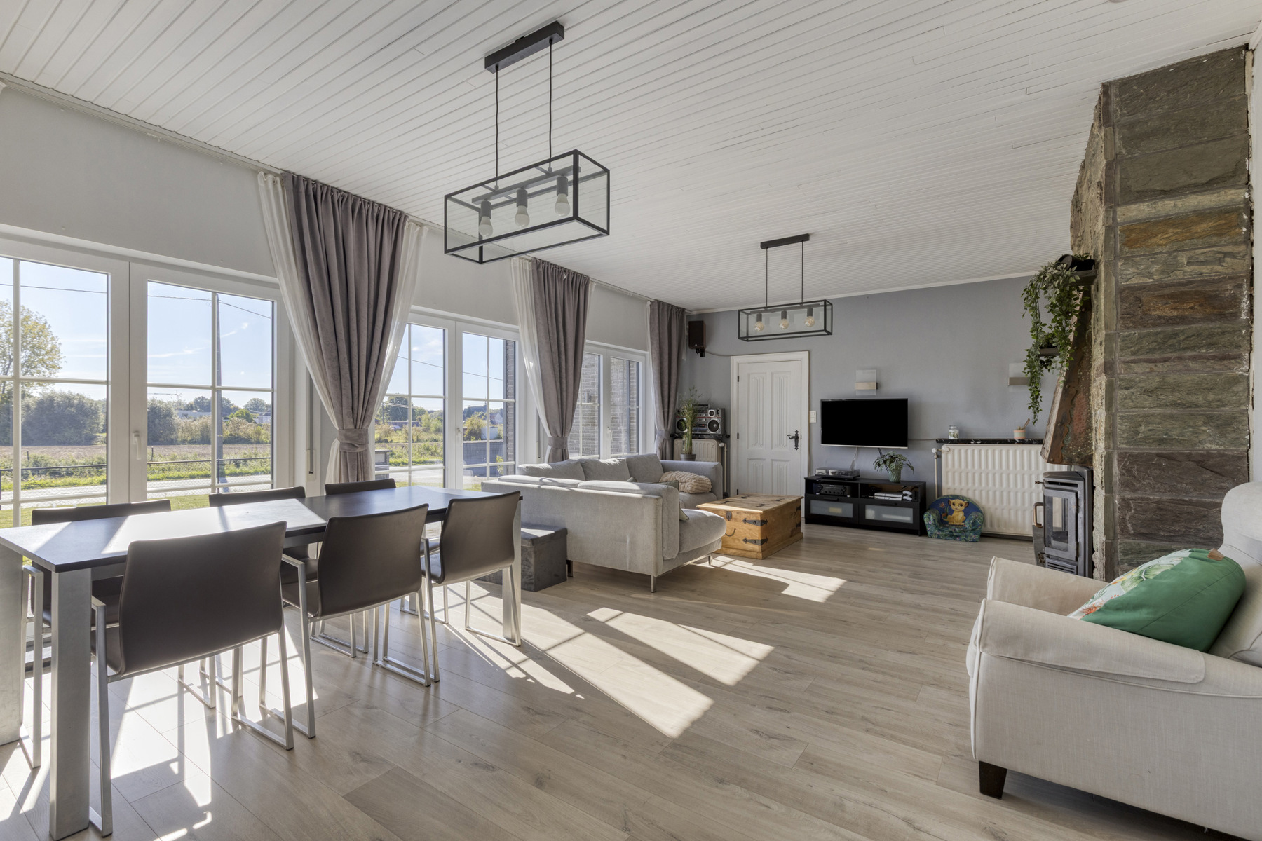 Ruime open bebouwing op 15a met prachtige tuin en garages - foto 5