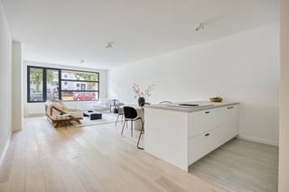 <p><span>Instapklaar gelijkvloers appartement met ruime tuin in Wilrijk!</span></p><p><span> </span></p><p><span>Bent u op zoek naar een stijlvol, energiezuinig appartement met hoogwaardige afwerking op een uitstekende locatie? Dan is dit volledig gerenoveerde gelijkvloerse appartement in Wilrijk precies wat u zoekt.</span></p><p><span> </span></p><p><span>Dit appartement werd grondig gerenoveerd in 2026 en straalt kwaliteit, comfort en hedendaagse elegantie uit. Dankzij de grote raampartijen geniet u van een prachtige natuurlijke lichtinval die de leefruimtes een open en aangenaam karakter geeft.</span></p><p><span> </span></p><p><span>De woning beschikt over twee ruime slaapkamers, beide afgewerkt met oog voor detail en voorzien van praktische ingemaakte kasten die zorgen voor optimaal opbergcomfort. Doorheen het appartement werd gekozen voor duurzame materialen en een hoogwaardige topafwerking, waardoor u onmiddellijk kunt genieten van een instapklare woning zonder bijkomende werken.</span></p><p><span> </span></p><p><span>De stijlvolle maatwerkkeuken vormt het hart van het appartement en combineert functionaliteit met een strak design. Ook de badkamer werd volledig op maat ingericht en afgewerkt met kwalitatieve materialen, wat bijdraagt aan de luxueuze uitstraling van het geheel.</span></p><p><span> </span></p><p><span>Een absolute troef is de zeer ruime privatieve tuin met aangenaam terras. Hier geniet u in alle rust van het buitenleven, met voldoende ruimte om te ontspannen, te tuinieren of gezellige momenten door te brengen met familie en vrienden. </span></p><p><span>Ook op energetisch vlak scoort deze woning uitstekend. Dankzij de grondige renovatie, het EPC-label B en het aanwezige ventilatiesysteem C geniet u van een gezond binnenklimaat, een optimaal wooncomfort en een energiezuinige woning met lagere energiekosten.</span></p><p><span> </span></p><p><span>De ligging in Wilrijk is ideaal. U bevindt zich op een toplocatie met een vlotte aansluiting naar de belangrijkste verbindingswegen, terwijl winkels, scholen, openbaar vervoer en recreatiemogelijkheden zich in de onmiddellijke omgeving bevinden. Zo combineert u een rustige woonomgeving met een uitstekende bereikbaarheid. </span><span>De voortuin biedt een praktische toegang voor de fietsen, een gebruik als autostaanplaats is niet toegestaan. </span></p><p><span> </span></p><p><span>Dit unieke appartement biedt een zeldzame combinatie van ruimte, licht, comfort, energiezuinigheid en kwalitatieve afwerking. Een buitenkans voor wie op zoek is naar een instapklare woning op een toplocatie.</span></p><p><span>Interesse? Contacteer ons voor meer informatie of plan vandaag nog uw bezoek.</span></p>