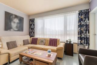 <p><strong>Te koop: Lichtrijk appartement op toplocatie in Deurne</strong></p>
<p>Op een gunstige locatie aan de Generaal Slingeneyerlaan in Deurne bevindt zich dit lichtrijke appartement op de tweede verdieping. Dankzij de centrale ligging geniet u van een vlotte bereikbaarheid, met winkels, scholen, openbaar vervoer en belangrijke invalswegen op korte afstand.</p>
<p>Het appartement biedt een aangename en lichte leefruimte dankzij de grote raampartijen, wat zorgt voor een open en ruimtelijk gevoel. Ideaal voor wie op zoek is naar comfortabel wonen op een praktische locatie.</p>
<p>Een absolute meerwaarde is de garagebox met private oprit (aan te kopen voor €29.000), zodat u steeds over een veilige parkeerplaats beschikt. Daarnaast beschikt het appartement over een ruime privatieve kelder, ideaal als extra bergruimte.</p>
<p>Belangrijkste ruimtes:</p>
<p>• Ruime woonkamer </p>
<p>• Uitgeruste open keuken</p>
<p>• Badkamer met ligbad, toilet, wastafel</p>
<p>• Terras</p>
<p>• één slaapkamer met ingemaakte kasten</p>
<p>• Toilet</p>
<p>• Wasplaats </p>
<p>• Kelder</p>
<p>Troeven:</p>
<p>• Rustige ligging met uitstekende bereikbaarheid, nabij invalswegen, winkels, horeca en openbaar vervoer</p>
<p>• Ideale investering </p>
<p>• Appartement met veel potentieel</p>
<p>Neem vandaag nog contact op met je ERA-makelaar voor een bezoek. JOUW DROOMWONING ZO GEVONDEN!</p>