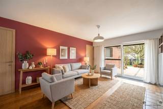 <p><span>Ontdek deze verrassend ruime en energiezuinige gezinswoning, gelegen in een rustige en gegeerde wijk nabij het centrum van Schoten. </span></p><p><span>Op een perceel van 345m² met een bewoonbare oppervlakte van ca. 208 m², een doordachte indeling en veel natuurlijke lichtinval, biedt deze woning een bijzonder aangenaam wooncomfort voor het hele gezin.</span></p><p><span> </span></p><p><span>De woning omvat onder meer:</span></p><ul><li><span>Ruime en lichtrijke leefruimte van ca. 54 m² met salon en eetplaats</span></li><li><span>Volledig uitgeruste keuken met Quooker en toegang tot de tuin</span></li><li><span>Drie volwaardige slaapkamers (ca. 22 m², 15 m² en 9 m²)</span></li><li><span>Badkamer met inloopdouche, dubbele wastafel en toilet</span></li><li><span>Grote inpandige garage met smeerput en ruime oprit</span></li><li><span>Onderhoudsvriendelijke, oostgerichte tuin met terras en grote luifel plus praktische berging</span></li><li><span>Ruime zolder met extra bergruimte en interessante uitbreidingsmogelijkheden</span></li></ul><p><span>Op het gelijkvloers wordt u verwelkomd via een ruime inkomhal met gastentoilet. </span></p><p><span>De leefruimte vormt het centrale hart van de woning en sluit naadloos aan op de keuken. </span></p><p><span>Zowel vanuit de leefruimte als de keuken heeft u directe toegang tot de tuin, wat zorgt voor een mooie connectie tussen binnen en buiten.</span></p><p><span> </span></p><p><span>Op de eerste verdieping bevinden zich drie comfortabele slaapkamers en de modern ingerichte badkamer. </span></p><p><span>De zolder, bereikbaar via uittrekbare trap, biedt bijkomende opbergruimte en veel potentieel qua uitbreidingsmogelijkheden.</span></p><p><span>De droge kelder biedt tevens extra opbergruimte.</span></p><p><span> </span></p><p><span>Extra, duurzame troeven:</span></p><ul><li><span>EPC label B (175 kWh/m²jaar)</span></li><li><span>16 Zonnepanelen uit 2018</span></li><li><span>Toiletten op hemelwater</span></li></ul><p><span>De ligging is een absolute meerwaarde: rustig en kindvriendelijk, maar toch vlak bij het centrum van Schoten, scholen, winkels en openbaar vervoer. Voor ontspanning bevinden het Cogelspark, het Gemeentepark en Park Vordenstein zich op wandelafstand. Dankzij de vlotte verbindingen naar de E19, E313 en E34 bereikt u Antwerpen, Breda, Hasselt of Turnhout bijzonder snel.</span></p><p><span> </span></p>