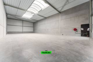 Ontdek de perfecte industriële ruimte die aan al uw eisen voldoet te Blankenberge. Het KMO park "Tintersweghe II" is gelegen kortbij een invalsweg dewelke een vlotte verbinding geeft met autosnelwegen. <br /><br />Het project bestaat uit 14 units, verdeeld over 2 bedrijfsverzamelgebouwen. Samenvoegen van meerdere units is mogelijk.<br /><br />Met een robuuste stalen constructie biedt deze faciliteit een solide basis.<br /><br />De gevelwanden zijn vakkundig vervaardigd met een stevige betonplint, waardoor uw bedrijf beschermd blijft tegen de elementen. De wanden bestaan uit geïsoleerde sandwichpanelen. Binnenin wordt de vloerplaat geïsoleerd en afgewerkt in gepolierd en gewapend beton, ontworpen om zelfs de zwaarste belastingen aan te kunnen.<br /><br />Het platte dak is voorzien van hoogwaardige isolatie en een centrale lichtstraat van dubbelwandige polycarbonaat platen.<br /><br />Bovendien biedt de ruime vrije hoogte van 6 meter onder de spanten een scala aan mogelijkheden voor uw bedrijfsactiviteiten, met zelfs de optie om een tussenverdieping te installeren.<br /><br />De geïsoleerde sectionale toegangspoort kan elektrisch geopend worden.<br /><br />Veiligheid staat voorop met een brandklasse C-certificering die voldoet aan de strengste normen, inclusief de installatie van een brandcentrale zonder extra kosten (inbegrepen in de aankoopprijs).<br /><br />Wat betreft nutsvoorzieningen, alles is al voorbereid voor een naadloze aansluiting op stadswater, elektriciteit (3 x 400V, 32A tot 63A) en internet. Elke unit beschikt over een afzonderlijke teller en een gescheiden rioleringsstelsel voor regenwater en afvalwater, compleet met een 5000-liter regenwaterput per unit.<br /><br />Als kers op de taart beschikt elke unit over zijn eigen privatieve parkeerplaatsen inbegrepen in de prijs.<br /><br />Prijzen excl. 21% BTW (volledig recupereerbaar, géén verkooprechten).<br /><br />Oplevering voorzien in Q1 2025.<br /><br />Mis deze unieke kans niet om uw bedrijf te vestigen in een state-of-the-art faciliteit die klaar staat om aan al uw behoeften te voldoen. <br /><br />Neem vandaag nog contact met ons op voor meer informatie en plan uw bezichtiging aan de werf!<br /><br />