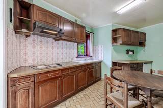 <p><span>Te renoveren woning met grote tuin op toplocatie in Heusden!</span></p><p><span>Deze woning is gelegen in een rustige straat, nabij de dorpskern. Vlot bereikbaar, scholen en handel in de buurt.</span></p><p><span>De woning is gelegen op een mooi perceel en biedt tal van mogelijkheden.</span></p><p><span>Op het gelijkvloers is er een inkomhal, een lichtrijke woonkamer, een ingerichte keuken, badkamer, veranda, en berging en een apart toilet.</span></p><p><span>Op de eerste verdieping bevinden zich 2 ruime slaapkamers. Verder is er ook een grote garage aanwezig.</span></p><p><span>EPC F (642 kWh/m²jaar); renovatieplicht aanwezig.</span></p><p><span>Bent u op zoek naar een woning met veel mogelijkheden en een ruime tuin, centrum Heusden? Dan is deze woning een buitenkans!</span></p><p><span>Neem contact op om uw bezoek te plannen.</span></p><p><span>Si in aanvraag; P-score A, G-score A; </span><span>Bestuursmaatregelen in het maatregelenregister: nee.</span></p><p><span> </span></p>