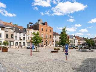 INSTAPKLARE OPBRENGSTEIGENDOM op een TOPLOCATIE in het CENTRUM van LESSEN. Dit INVESTERINGSPROJECT omvat 3 APPARTEMENTEN en een HANDELSGEDEELTE (verdeeld over 2 verdiepingen). Het pand werd GEBOUWD IN 2004-2005 en steeds goed onderhouden. Alle voorzieningen bevinden zich OP KORTE AFSTAND en geniet van enorm veel VISIBILITEIT op de GROTE MARKT VAN LESSINES. Dus de PERFECTE LOCATIE om zowel een eigen HANDELSZAAK een boost te geven en/of HUURDERS aan te trekken.<br /><br />- Handelsgedeelte: Praktijkruimtes en bureaus, niet verhuurd<br />- Appartement 1: 2 slaapkamers, <strong>verhuurd (750 euro) </strong><br />- Appartement 2: 2 slaapkamers, <strong>verhuurd (720 euro) </strong><br />- Appartement 3: 1 slaapkamer,<strong> verhuurd (690 euro)</strong><br /><br />Adres: Grand Place 8 te Lessen