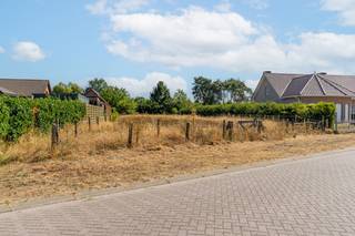 Dit perceel voor een open bebouwing van 1.437 m² is gelegen in een rustige straat in Retie. Op slechts 2 km van het centrum van Retie en op 5 km van de E34 autosnelweg Antwerpen - Eindhoven.<br />De rustige en groene woonomgeving vormt de ideale uitvalsbasis voor wie een eigen woning wil bouwen met voldoende ruimte rondom.<br /><br />Met een straatbreedte van 22,21 meter en een zuidelijke oriëntatie biedt het perceel verschillende mogelijkheden voor een aangename woning met tuin. De voorziene bouwzone bedraagt circa 12,28 meter breed en 17 meter diep. <br /><br />Achter het hoofdgebouw is er zone van 157 m² voor het bouwen van bijgebouw van max 75 m².<br /><br />Er is geen bouwverplichting.<br /><br />Troeven:<br />* 1.437 m² bouwgrond voor open bebouwing<br />* Brede perceelzijde van 20,21 meter<br />* Zuidelijke oriëntatie<br />* Bouwzone van 12,28 m x 17 m<br />* Stedenbouwkundig attest aanwezig