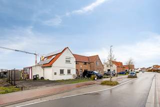 In de Rijkswachtstraat, nabij centrum Diksmuide, bieden we u deze halfopen woning met tuin en 3 slaapkamers aan. Het eigendom bevindt zich op...