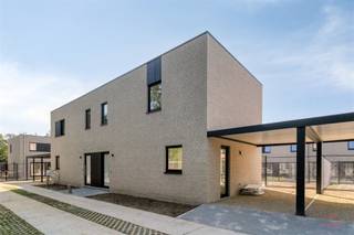 <p><span>Energiezuinige nieuwbouwwoning met 3 slaapkamers in Vinkt (Deinze)<br /><br /></span></p><p><span>Deze halfopen nieuwbouwwoning (op een perceel van 190m² en met een bewoonbare oppervlakte van 110m²) is rustig gelegen in de Hertog Van Brabantstraat 4 in Vinkt (Deinze). De woning beschikt over een lichtrijke leefruimte met een open, volledig ingerichte keuken, drie slaapkamers en een moderne badkamer. Bovendien werd de woning uitgerust met een elektrische warmtepomp, vloerverwarming, convectoren, zonnepanelen en een ventilatiesysteem D.<br /><br /></span></p><p><span>Troeven:</span></p><ul><li><span>Halfopen nieuwbouwwoning</span></li><li><span>3 slaapkamers</span></li><li><span>Lichtrijke leefruimte met open keuken</span></li><li><span>Energiezuinig (EPC label A, 25 kWh/(m²/jaar))</span></li><li><span>Rustige ligging in Vinkt (Deinze)<br /><br /></span></li></ul><p><span>Extra informatie:</span></p><ul><li><span>Maandelijkse huurprijs: 995/maand</span></li><li><span>Waarborg: 3 maanden huur</span></li><li><span>Extra kosten: bijdrage in de kosten voor de plaatsbeschrijving</span></li><li><span>Beschikbaar vanaf: 1 september 2026</span></li></ul><p><span><br /><br /></span></p><p><span>Interesse?</span><span> Neem contact op met Valentine via <span>valentine@heritagevastgoed.be</span></span><span> of via 0475 85 14 91.</span></p><p><span> </span></p><p><span> </span></p>