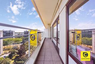 <p><span>Lichtrijk 1-slaapkamerappartement met groot terras op de 12e verdieping! </span></p><p><span>Bent u op zoek naar een praktisch ingedeeld appartement op een fantastische hoogte? Dit gezellige 1-slaapkamerappartement van ca. 60 m² bevindt zich op de 12e én bovenste verdieping van een verzorgd gebouw met lift. Dankzij de hoge ligging geniet u hier van een heerlijke lichtinval en een vrij, panoramisch uitzicht over de omgeving. Met vernieuwde ramen (2023), een gunstig EPC B-label en een oplevering per 31 december, biedt dit pand een uitstekende basis voor een fijne eigen thuis of een slimme vastgoedinvestering!</span></p><p><span> </span></p><p><span>Leefruimte & Halfopen keuken</span></p><p><span>Bij binnenkomst stapt u in een ruime en lichtrijke leefruimte waar het aangenaam vertoeven is. De muur naar de keuken werd opengemaakt, wat zorgt voor een fijn, open gevoel en een vloeiende verbinding tussen koken en wonen. De halfopen keuken is functioneel ingericht en uitgerust met de nodige basisvoorzieningen, waaronder een elektrisch kookvuur, dampkap, oven, ijskast en diepvriezer.</span></p><p><span> </span></p><p><span>Slaapkamer & Badkamer</span></p><p><span>Het appartement beschikt over een rustige, volwaardige slaapkamer. De badkamer is praktisch ingericht en voorzien van een comfortabele douche en een lavabomeubel. In de hal bevindt zich bovendien een apart toilet.</span></p><p><span> </span></p><p><span>Riant terras (15 m²) & Kelder</span></p><p><span>Een absolute troef van de woning is het ruime terras van maar liefst ca. 15 m². Hier kan u genieten van de frisse lucht en het uitzicht op hoogte. Inbegrepen in de prijs is een private kelderberging voor extra opbergruimte.</span></p><p><span> </span></p><p><span>De highlights op een rij:</span></p><p><span>- Topverdieping (12e): Bovenste verdieping met een heerlijk vrij uitzicht en veel lichtinval.</span></p><p><span>- Energiezuinig: Gunstig EPC B-label én ramen recent vernieuwd in 2023.</span></p><p><span>- Riant terras: Maar liefst ca. 15 m² buitenruimte om volop van de hoogte te genieten.</span></p><p><span>- Ruimtelijke indeling: Ca. 60 m² bewoonbare oppervlakte met halfopen keuken.</span></p><p><span>- Praktisch: Aparte kelderberging inbegrepen.</span></p><p><span>- Beschikbaarheid: Vrij van oplevering per 31/12/2026.</span></p><p><span> </span></p><p><span>Kortom: een betaalbaar en comfortabel appartement op een fijne hoogte met uitstekende troeven. Neem snel contact op voor meer informatie of een bezoek!</span></p>