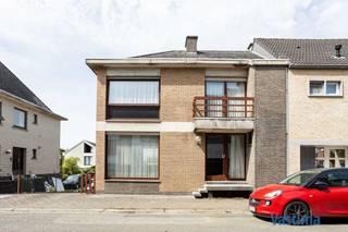 Droom je van een ruime, degelijk gebouwde gezinswoning met een eigentijds look n feel, die je volledig naar jouw smaak kan moderniseren? Dan is deze halfopen bebouwing in Teralfene precies de opportuniteit waar je naar op zoek bent.<br /><br />Deze solide woning uit 1975 beschikt over een bewoonbare oppervlakte van maar liefst ca. 293 m², inclusief een volledig onderkelderde verdieping van ongeveer 90 m², en biedt alle ruimte om een eigentijdse gezinswoning te creëren. Dankzij het gunstige EPC-label C is er bovendien geen renovatieverplichting, waardoor je alle vrijheid hebt om stap voor stap te vernieuwen. De woning bevindt zich op een perceel van 480 m² met een zonnige zuidwestgerichte tuin.<br /><br />Via de ruime inkomhal met gastentoilet kom je terecht in de royale leefruimte van 46 m² met gezellige open haard, die samen met de aanpalende keuken een uitstekende basis vormt voor een hedendaagse leefomgeving. Zowel vanuit de leefruimte als de keuken heb je rechtstreeks toegang tot het zonneterras en de tuin. Naast de keuken bevindt zich een praktische berging met aansluiting naar de ruime kelderverdieping.<br /><br />Op de eerste verdieping wachten 4 slaapkamers van ongeveer 10 tot 20 m², waarvan één slaapkamer beschikt over een eigen sanitaire voorziening. De reeds vernieuwde badkamer is uitgerust met een ligbad, douche, badkamermeubel en toilet, zodat ook hier het comfort reeds aanwezig is. De zolder, bereikbaar via een zoldertrap, biedt bijkomende opslagruimte en extra mogelijkheden.<br /><br />De volledig onderkelderde woning is een absolute troef en omvat verschillende bergruimtes, technische ruimtes en een inpandige garage met sectionale poort.<br /><br />Buiten geniet je van een aangelegde en onderhoudsvriendelijke tuin met een ruim gazon waar kinderen onbezorgd kunnen spelen, een serre voor de hobbytuinier en een charmante boomgaard die het geheel een landelijke toets geeft.<br /><br />Ook parkeergelegenheid is hier geen enkel probleem dankzij de ruime oprit waarop meerdere wagens comfortabel een plaats vinden.<br /><br />De rustige ligging, vlak bij het centrum van Teralfene, combineert een aangename woonomgeving met een uitstekende bereikbaarheid, nabij scholen, winkels, openbaar vervoer en belangrijke invalswegen. Bovendien bevinden mooie wandel-, fiets- en joggingroutes zich op wandelafstand, waardoor je elke dag kan genieten van rust en natuur.<br /><br />Ben jij op zoek naar een ruime woning met karakter, een sterke constructie en alle mogelijkheden om jouw droomwoning te realiseren? Vraag dan vandaag nog jouw bezoek aan en ontdek zelf het enorme potentieel dat deze unieke gezinswoning te bieden heeft.