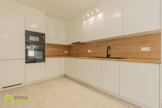 <h1><span>Ruim totaal gerenoveerd appartement van 119 m² met terras, staanplaats en garage te Appels bij Dendermonde</span></h1><h1><span> </span></h1><p><span>Op een uitstekende locatie aan de stadsrand van Dendermonde te Appels bevindt zich in deze kleine Residentie van 3 eenheden dit prachtig afgewerkte totaal gerenoveerd appartement in </span><span>2025 </span><span>met een bewoonbare oppervlakte van maar liefst </span><span>119 m²</span><span>. Gelegen in een kleinschalige residentie met slechts 3 wooneenheden, geniet u hier van een rustige woonomgeving met beperkte gemeenschappelijke kosten (</span><span>geen syndicus</span><span>).</span></p><p><span> </span></p><p><span>De ligging is bijzonder gunstig: op wandelafstand van het winkelcentrum (stad Dendermonde), de Schelde waar je de mooie fiets en wandelroutes hebt (Sint-onolfsdijk).</span></p><p><span> </span></p><p><span>Het appartement is gelegen op de eerste verdieping en omvat een inkomhal met gastentoilet, een lichtrijke woon- en leefruimte met open keuken, een praktische berging/wasplaats met condensatieketel, twee slaapkamers en een ingerichte badkamer met mooie inloopdouche en meubel, alsook biedt dit appartement een aangenaam zonnig terrasje. Geen lift aanwezig.</span></p><p><span> </span></p><p><span>De woning wordt verwarmd via centrale verwarming op aardgas met een condensatieketel. Alle ramen zijn recent vernieuw alsook in </span><span>2026 </span><span>en voorzien van dubbele beglazing, wat resulteert in een gunstige EPC-score van </span><span>166kWh/m² jaar (Label B)</span><span>, deze EPC dateert van voor de vernieuwingen in </span><span>2026</span><span>, dus met de nieuwe ramen, zonnepanelen en nieuwe cv ketel zou dit appartement nog een betere energie score moeten gaan.</span></p><p><span> </span></p><p><span>Extra's:</span></p><ul><li><span>gemeenschappelijke autostaanplaats is </span><span>inbegrepen</span><span> in de prijs. </span></li><li><span>aankoop van een garage aan </span><span>€ 30.000 euro.</span></li><li><span>Elektrische keuring </span><span>CONFORM</span><span>.</span></li><li><span>13 zonnepanelen "Solar Black glass" </span><span>met een totaal vermogen van</span><span> 5915 WP </span><span>.</span></li><li><span>Geen gemeenschappelijke kosten dankzij kleinschalige residentie en geen syndicus aanwezig is.</span></li><li><span>U kan genieten van een verlaagd tarief van 2% registratierechten voor wie dit de enige eigen woning betreft. </span></li></ul><p><span> </span></p><p><span>Kom dit uniek appartement ontdekken en ervaar zelf de ruimte en het wooncomfort dat het te bieden heeft op deze top locatie.</span></p><p><span> </span></p><p><span>Contacteer ons voor een bezoek via 052/55.55.55 of <span>info@immotwins.be</span></span><span> - <span>www.immotwins.be</span></span><span> </span></p><p><span> </span></p>