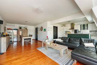 <p><span>In het hart van Burcht, in een kleinschalige residentie, kan je dit charmant appartement te koop vinden. Het biedt een uitstekende bereikbaarheid, winkels, scholen, openbaar vervoer en tal van voorzieningen voor sport en ontspanning bevinden zich op wandelafstand, waardoor u geniet van een comfortabele en praktische woonomgeving.</span></p><p><span>Het appartement is gelegen op de tweede verdieping van een gebouw uit </span><span>1993 </span><span>en</span><span> telt heel wat positieve kenmerken waaronder een leuke </span><span>plankenvloer</span><span>, </span><span>airco </span><span>in de leefruimte en slaapkamer en een </span><span>bewoonbare oppervlakte</span><span> van maar liefst </span><span>93m² </span><span>die twee ruime slaapkamers telt.</span><span> </span><span>(cfr. EPC)</span></p><p><span>Indeling</span><span>:</span></p><p><span>- inkomhal</span></p><p><span>- ruime, lichtrijke woonkamer</span></p><p><span>- open keuken</span></p><p><span>- berging</span></p><p><span>- terras</span></p><p><span>- gastentoilet</span></p><p><span>- eerste slaapkamer met airco</span></p><p><span>- tweede slaapkamer</span></p><p><span>- badkamer met bad / douche en dubbele lavabo</span></p><p><span>Troeven</span></p><p><span>- mogelijkheid tot huren van berging/staanplaats</span></p><p><span>- airco in leefruimte en slaapkamer<br />- op te frissen staat, veel mogelijkheden </span></p><p><span>- Bewoonbare oppervlakte 93m² + 2m² terras</span></p><p><span>- EPC label B</span></p><p><span>Ben je op zoek naar ander vastgoed, een investering of wens je de waarde van jouw eigendom te kennen? Dan ben je bij BOLT Immo aan het juiste adres! Wij helpen jou graag verder.</span></p>