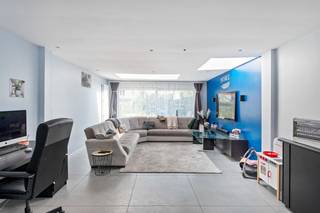 Instapklare eengezinswoning met 4 gunstige slaapkamers en gezellige tuin op toplocatie te Hoboken.<br /><br />Deze verrassend ruime woning is gelegen op een schitterende, centrale locatie aan de dorpsrand van Hoboken wat ervoor zorgt dat winkels, scholen en openbaar vervoer op vlot bereikbaar zijn. Tevens vlotte verbinding qua woon-werkverkeer met een directe verbinding naar stad Antwerpen, alle invalswegen en industriezone.<br /><br />We betreden de woning via de inkomhal dewelke enerzijds toegang geeft tot de bovenverdieping en anderzijds tot de open leefruimte. De leefruimte met salon en eetplaats werd vergroot door een vergunde aanbouw voorzien van lichtkoepels en toegang naar de gezellige tuin via schuifraam. De vernieuwde keuken treffen we aan de voorzijde en is uitgerust met alle hedendaagse toestellen. Via de trap komen we op de 1 ste verdieping, hier vinden we de badkamer uitgerust met ligbad en inloopdouche en voorzien van inpandige wasruimte. Verder zijn er nog 2 ruime slaapkamers aanwezig.<br /><br />De overloop biedt ons verder toegang tot de 2 de verdieping waar er nogmaals 2 slaapkamers aanwezig zijn.<br /><br />Bijkomend is er de aanwezigheid van een gezellig, afgebakend en vooral zeer zonnig terras waar het heerlijk vertoeven is!<br /><br />Bijzonderheden: EPC B, zonnepanelen, conforme elektriciteitskeuring, asbestveilig!<br /><br />Leuke gezinswoning met 4 slaapkamers en privatieve tuin op toplocatie dat zeer zeker uw bezoek waard is.<br />