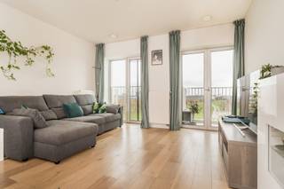 Ben je opzoek naar een twee slaapkamer appartement op een strategische ligging of een uitstekende investering met potentiëel sterke meerwaarde komende jaren? Dan is dit de uitgelezen kans!

Ligging:
Dit appartement geniet van een uitstekende locatie in de Ellermanstraat, pal in de bruisende Cadixwijk op het Eilandje. Je woont er op wandelafstand van het MAS, het Havenhuis, gezellige horeca, supermarkten en mooie wandel- en fietspromenades langs het water. Dankzij de nabijheid van verschillende tram- en bushaltes, Velo-stations en vlotte verbindingen naar de Leien en de Antwerpse Ring, is zowel de binnenstad als de rest van de stad eenvoudig bereikbaar. Een ideale uitvalsbasis voor wie houdt van stadsleven, ontspanning aan het water en alle voorzieningen binnen handbereik.

Indeling:
Bij het binnenkomen valt meteen het zeer ruimtelijke gevoel op, gecreëerd door de hoge plafonds en de prachtige lichtinval in de leefruimte met open keuken. De keuken is volledig uitgerust met alle nodige toestellen en sluit naadloos aan op de lichtrijke leefruimte, wat zorgt voor een aangename en open woonbeleving.
De badkamer is voorzien met douche in bad en badkamermeubel. De toilet is apart voorzien van de badkamer. De twee volwaardige slaapkamers genieten van de ochtendzon en het uitgestrekte zicht over Park Spoor Noord.

Ondergrondse parking optioneel aan te kopen met reeds geïnstalleerde laadpaal 37.000 EUR.

TROEVEN:
+ Nieuwbouw zonder BTW te hoeven betalen;

+ Uitstekende EPC;

+ Elektriciteit conform;

+ Strategische ligging.

