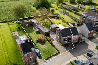 Bent u op zoek naar een woning met loods en grote tuin? Dat mag u deze unieke kans niet laten voorbijgaan!Deze solide woning dient naar eigen smaak...