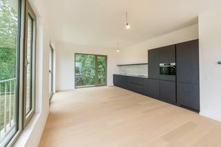 <p>Ben je klaar om de stap te zetten van een woning naar een appartement, maar wil je niet inboeten op ruimte en een open gevoel? Deze instapklare nieuwbouw penthouse van 108 m² biedt precies die perfecte overgang: het comfort van appartement wonen, met het ruimtelijke gevoel dat je gewend bent van een huis. Dit alles zonder bouwstress én op een centrale locatie aan de rand van een nieuw stadspark. </p><p>De lichtrijke leefruimte met grote raampartijen zorgt voor een aangenaam open gevoel en veel natuurlijk licht. Binnen en buiten vloeien mooi in elkaar over dankzij het ruime terras van 17 m² met open zicht. Hier geniet je dagelijks van rust, privacy en een vrij uitzicht.</p><p>De penthouse beschikt over een moderne open keuken, twee volwaardige slaapkamers, een stijlvolle badkamer en een praktische berging. Alles is kwalitatief afgewerkt en volledig instapklaar, zodat je zonder zorgen kan verhuizen.</p><p>Wat deze woonst bijzonder maakt, is de combinatie van het huiselijke ruimtegevoel met het gemak van appartement wonen: minder onderhoud, meer comfort en toch volop leefruimte en licht.</p><p>Dankzij de energiezuinige technieken woon je bovendien toekomstgericht met een lage energiefactuur, in een rustige en groene omgeving.</p><p>Extra comfort wordt voorzien door de ondergrondse parkeergarage. Een ondergrondse autostaanplaats dient afzonderlijk aangekocht te worden, zodat de bovengrondse omgeving groen, veilig en autoluw blijft. </p><p>De verkoop gebeurt deels onder het btw-stelsel en deels onder registratierechten.</p><p>Interesse in deze ideale stap naar zorgeloos en ruim wonen? Contacteer ons voor meer informatie of een bezoek ter plaatse.</p>