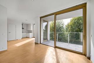 Gelegen op een uitstekende locatie, vlak aan het Marktplein van Kapellen, bevindt zich dit lichtrijke en instapklare appartement met een mooi terras. Het appartement maakt deel uit van een recent gebouw en bevindt zich op de 2de verdieping, bereikbaar via trap of lift.<br /><br />Dankzij de grote raampartijen geniet u hier van een aangename lichtinval en een prachtig uitzicht op het groen.<br />Bij het betreden van het appartement komt u via de inkomhal in de verschillende ruimtes. Er is een apart toilet en een handige berging beschikbaar.<br /><br />De keuken, volledig uitgerust en modern ingericht, sluit mooi aan bij de eetruimte (15 m²) en de zitplaats (15 m²). Deze open indeling zorgt voor een ruimtelijk gevoel en geeft rechtstreeks toegang tot het terras.<br /><br />Verder beschikt het appartement over een tweede berging, een badkamer (voorzien van moderne inloopdouche en lavabo), en een slaapkamer (12 m²) die rust en privacy biedt.<br /><br />Tenslotte kan u optioneel een autostaanplaats mee aan te kopen voor €25.000 en een privatieve kelderberging voor €5.000.<br />Perfect appartement als voor lange termijn verhuur!<br /><br />Troeven:<br />+ EPC A<br />+ Bouwjaar 2022<br />+ Instapklaar<br />+ Centraal gelegen<br />+ Terras<br />+ Lift<br />+ Lichtrijk<br /><br />Heeft u interesse in dit prachtige appartement en wenst u een bezoek ter plaatse? Aarzel niet ons te contacteren op 03 337 50 70 of info@vbvastgoed.be.