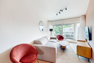 Informatie en bezoeken: 02 315 51 71<br />Ontdek een modern, volledig gerenoveerd en gezellig appartement, ideaal gelegen in Ukkel. Vlakbij winkels, restaurants en goede tram- en busverbindingen. We Invest biedt je deze ruime flat van 139 m² met twee balkons, met tal van verbouwingsmogelijkheden. Deze woning wordt momenteel gebruikt als gedeeld appartement met 5 slaapkamers, maar kan gemakkelijk worden omgebouwd tot een conventionele flat met ruime woonkamers. Een zeldzame kans in deze buurt!<br />Nu bekijken!