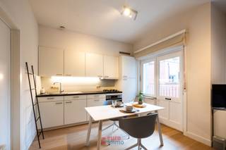 Ce studio a été entièrement rénové. Le résultat est un ensemble charmant et rafraîchi, idéal pour un week-end à la mer !<br /><br />De plus, l'emplacement est vraiment top ! À 25 pas de la rue commerçante et à 75 pas de la plage, nous sommes ici au cœur de Nieuwpoort-Bad.<br />Cave et mobilier moderne inclus. EPC : 180.<br /><br />Vous n'êtes pas encore convaincu ? Venez visiter ce bien par vous-même.<br /> 