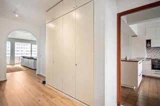 <p><span><strong>Ruim 2-slaapkamer appartement met autostaanplaats nabij Middelheim</strong></span></p><p><span><span> </span></span></p><p><span><strong>OMGEVING</strong></span></p><p><span><span>Dit verzorgd appartement gelegen op de vierde verdieping bevindt zich aan het Rucaplein in Wilrijk. Dankzij de centrale ligging bevinden winkels, scholen, openbaar vervoer en belangrijke invalswegen zich in de directe omgeving.</span></span></p><p><span><span>Het appartement biedt comfort en de mogelijkheid om het volledig naar eigen smaak in te richten. Ideaal als starterswoning of investering.</span></span></p><p><span><span> </span></span></p><p><span><strong>INDELING</strong></span></p><p><span><span>Bij het betreden van het appartement kom je terecht in een verzorgde inkomhal, voorzien van praktische ingemaakte kasten. De inkomhal beschikt eveneens over een apart gastentoilet en een aparte bergkast, ideaal voor extra opbergruimte.</span></span></p><p><span><span> </span></span></p><p><span><span>De ruime en lichtrijke leefruimte vormt het hart van het appartement. De woonkamer met open eetkamer is stijlvol afgewerkt met een warme parketvloer en geniet van veel natuurlijke lichtinval. Vanuit de leefruimte heb je toegang tot een aangenaam terras waar je heerlijk kan genieten van de zon. De moderne en volledig uitgeruste keuken met praktisch keukeneiland beschikt over een inductiekookplaat, vaatwasser, oven en koelkast met geïntegreerde diepvries. Ook vanuit de keuken is er toegang tot een tweede terras, wat zorgt voor extra ruimte en een aangename verbinding tussen binnen en buiten.</span></span></p><p><span><span> </span></span></p><p><span><span>Het appartement beschikt over twee ruime slaapkamers (ca. 14 m² en 16 m²), rustig gelegen aan de achterzijde van het gebouw. De hoofdslaapkamer is voorzien van ingemaakte kasten en biedt rechtstreeks toegang tot de badkamer. De badkamer is uitgerust met een douche in bad, een enkel lavabomeubel en aansluitingen voor een wasmachine en droogkast.</span></span></p><p><span><span> </span></span></p><p><span><span>Daarnaast beschikt het appartement over een privatieve kelderberging van ca. 13 m² en een ondergrondse auto staanplaats bij aan te kopen voor 15.000€, wat zorgt voor extra comfort.</span></span></p><p><span><span> </span></span></p><p><span><strong>BIJZONDERHEDEN</strong></span></p><p><span><span>- Instapklaar en gerenoveerd appartement</span></span></p><p><span><span>- Twee terrassen</span></span></p><p><span><span>- Privatieve kelderberging en autostaanplaats</span></span></p><p><span><span>- Gunstig EPC</span></span></p><p><span><span>- Ramen werden 4 jaar geleden vernieuwd (dubbele beglazing)</span></span></p>