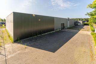 Uniek bedrijfsgebouw met magazijnen, kantoren, appartement en rolbruggen te huur – BocholtOp een gunstige locatie in Bocholt bieden wij een...