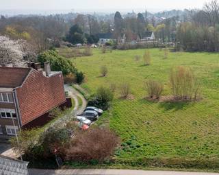 <p>Bouwgrond van 5a60 met groenzicht nabij centrum Dilbeek</p><p> </p><p>Rustig gelegen perceel op een gegeerde locatie nabij het centrum van Dilbeek, met aangenaam groenzicht en een rechtstreekse busverbinding richting Brussel en Ninove. Golf Club Steenpoel bevindt zich op slechts 600 meter.</p><p> </p><p>Het perceel laat toe een halfopen gezinswoning op te richten met een bruto bewoonbare oppervlakte tot circa 290m², conform de gemeentelijke voorschriften "Kwaliteitsvol Wonen". De bebouwbare oppervlakte bedraagt ongeveer 103m² op het gelijkvloers. Het bestaande recht van doorgang van 3 meter naar de achtergelegen garages is verplaatsbaar, wat extra flexibiliteit biedt bij het ontwerp van de woning.</p><p>Winkels, scholen en openbaar vervoer bevinden zich op wandelafstand. </p><p> </p><p>Een uitstekende opportuniteit voor wie een kwalitatieve en ruime gezinswoning wil realiseren op een groene en centrale locatie in Dilbeek.</p>