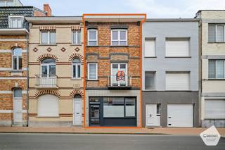 Ontdek deze verrassend ruime en veelzijdige woning, ideaal voor wie op zoek is naar comfort en functionaliteit!Bij het betreden van de woning komt u...