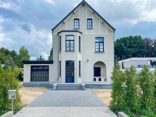 <p>Deze architecturale parel heeft royale leefruimtes en verschillende gebruiksmogelijkheden. Dankzij de indeling is het pand ideaal voor wonen/werken, kinderopvang of co-housing. Bovendien geniet de woning van een zéér goede bereikbaarheid en visibiliteit.</p>
<p><strong>GELIJKVLOERS<br /></strong><strong>Inkomhal 13m²</strong> op platines met gastentoilet en handenwasser. Aansluitend bevindt zich de ruime <strong>woonkamer van 125m²</strong> op parket en blauwe steen.<br />In de riante leefruimte zijn er schachten voorzien voor de aansluiting van een keuken.</p>
<p><strong>1STE VERDIEPING<br /></strong><strong>Overloop 15m²</strong> op parket met nachttoilet en linnenkast. Verder zijn er ruime 3 slaapkamers met hoge plafonds: <strong>1ste slaapkamer 19m²</strong>, <strong>2de slaapkamer 17m²</strong> en <strong>3de slaapkamer 17m²</strong>, allen op parket.</p>
<p><strong>2DE VERDIEPING<br /></strong><strong>Leefruimte/slaapkamer</strong> <strong>30m² </strong>met <strong>mezzanine van</strong> <strong>15m²</strong>.<br /><strong>Keuken 18m²</strong> voorzien van een vaatwasser, spoelbak en keramische kookplaat. <strong>Badkamer 10m²</strong> met douche, enkele lavabo, spiegelkasten en toilet.<br />De bovenste verdieping kan dienstdoen voor inwonend personeel, co-housing of een home office.</p>
<p><strong>KELDER<br /></strong><strong>Kelder met kruipruimte 30m².</strong></p>
<p><strong>BIJZONDERHEDEN<br /></strong>CV op aardgas “Atag”, thermostatische kranen, dubbele beglazing en houten schrijnwerk.</p>
<p><strong>POSITIEVE PUNTEN<br /></strong>Hoge plafonds<br />Royale ruimtes<br />Co-housing mogelijk<br />Ideaal wonen/werken<br />Ideaal voor kinderopvang<br />Zeer goede bereikbaarheid & visibiliteit<br />Eigendom met enorm veel mogelijkheden</p>