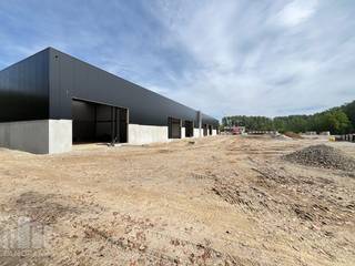 Uitstekend gelegen <strong>nieuwbouw KMO-unit </strong>van 221 m² te koop in Sint-Lievens-Houtem (Bavegem). De site geniet van een vlotte bereikbaarheid richting de E40 en de N42. Hierdoor zijn er vlotte verbindingen richting Aalst, Gent, Brussel en omliggende gemeenten.<br /><br />De <strong>casco </strong>KMO-units zijn opgebouwd uit een staalconstructie met een buitenschil bestaande uit een combinatie van geïsoleerde betonpanelen en sandwichpanelen. De loods, brandklasse C, heeft een vrije hoogte van +/- 6 meter en is toegankelijk via een automatische sectionale poort met een aparte toegangsdeur en is voorzien van polybetonvloer, lichtstraat met rookluik, branddetectie en individuele nutsleidingen (water, elektr. (32 A), data). <br /><br />Bovendien is er de mogelijkheid om buitenruimte aan te kopen tot 1.775 m². Ook <strong>andere oppervlaktes</strong> beschikbaar. Tal van activiteiten mogelijk: opslag, productie, atelier,...  Er is tevens ruime manoeuvreerruimte en parking voorzien op de site. Verwachte oplevering 2027.<br /><br />Heb je interesse of wil je meer informatie, zoals plannen of wil je graag een vrijblijvend plaatsbezoek? Aarzel dan niet om contact op te nemen met <strong>Gill </strong>via het nummer <strong>0477 06 30 30</strong>.