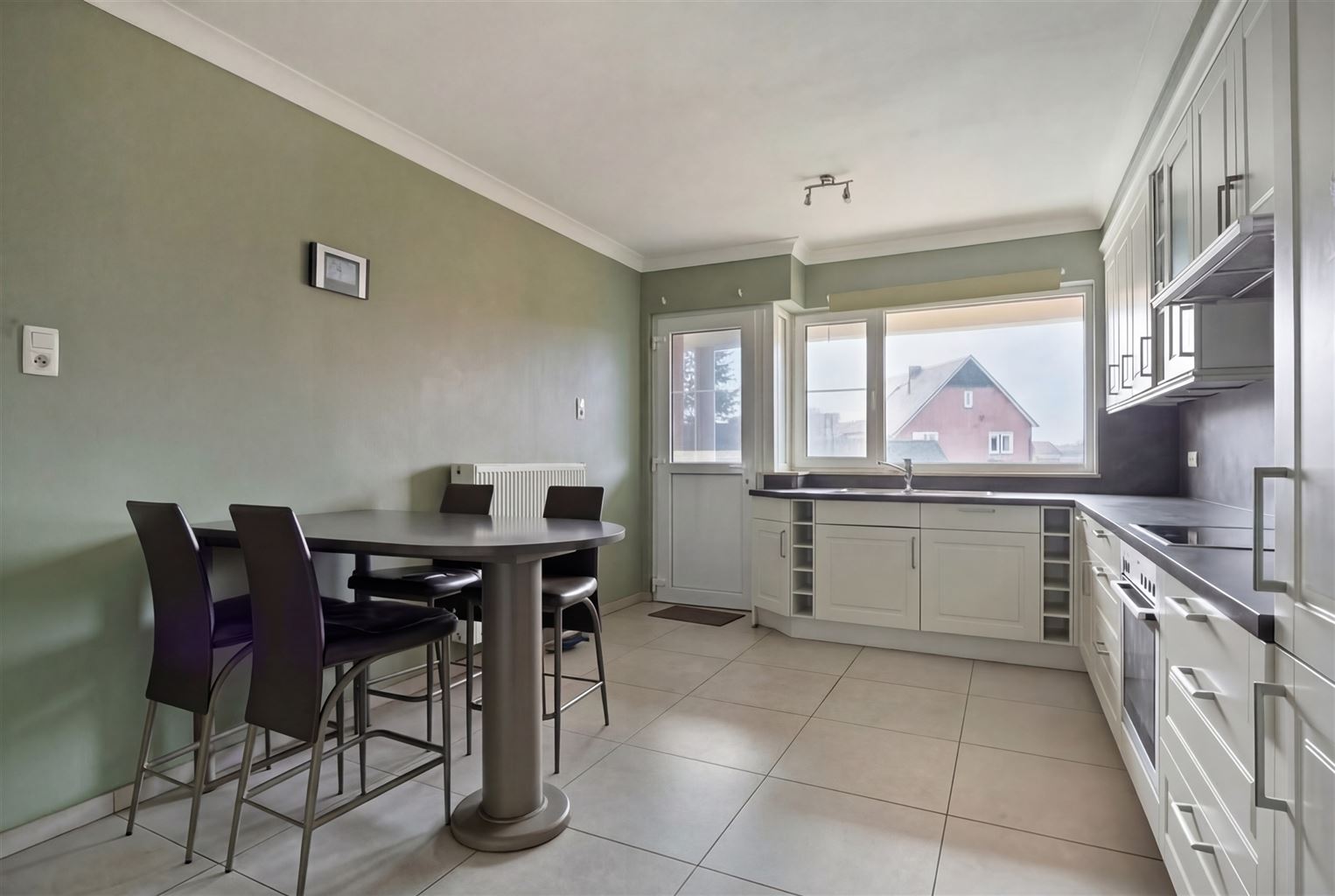 Zeer ruim 4-slaapkamerappartement met ruime terrassen en een afgesloten garage, gelegen nabij het centrum van Maaseik. - foto 5