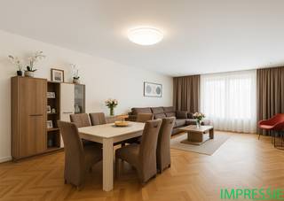 Ruime woning met studio, terras en tuin te koop in Wommelgem!Bent u op zoek naar een gerenoveerde woning op een centrale locatie in Wommelgem nabij...